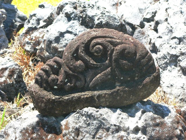 38- Une sculpture en pierre du marae Taputapuatea 